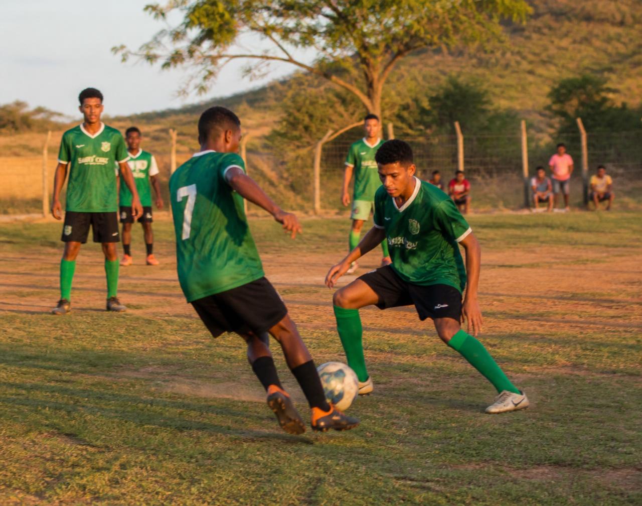 Partida de futebol amador em campo comunitário
